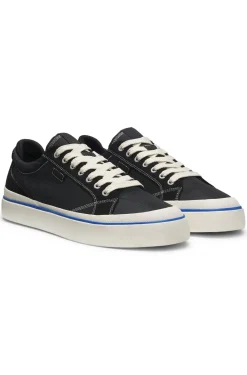 Lowtop Sneakers mit blauer Sohlen-Linie