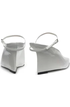 Mules aus glänzendem Leder mit Keilabsatz und Riemen