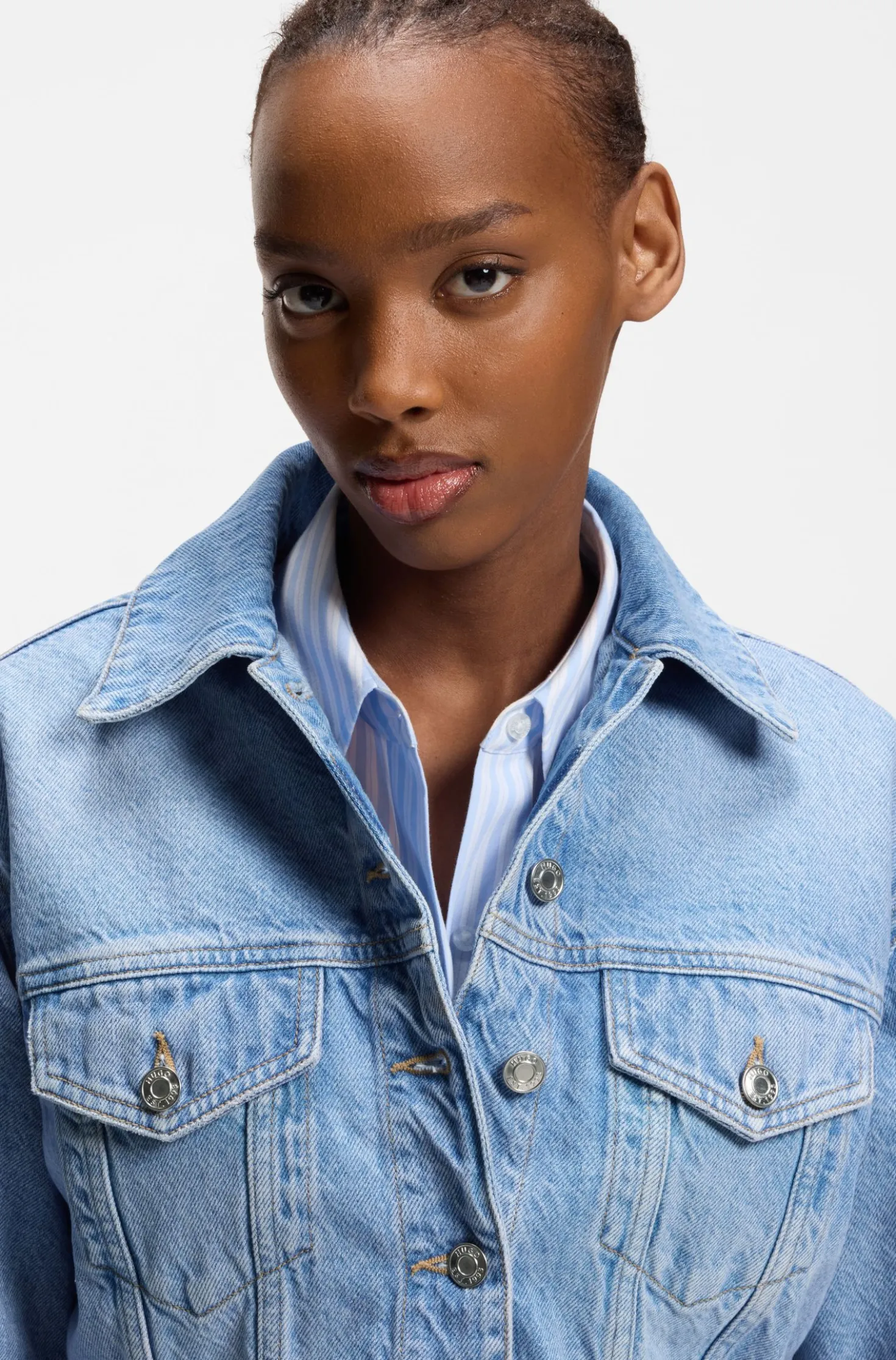 Regular-Fit Jacke aus hellblauem Denim