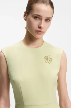 Ärmelloses Kleid mit goldfarbener Blumen-Brosche