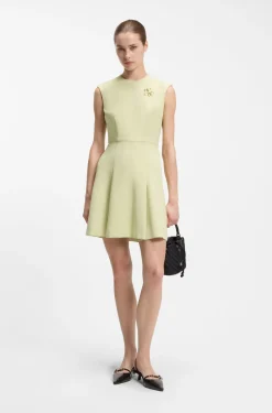 Ärmelloses Kleid mit goldfarbener Blumen-Brosche