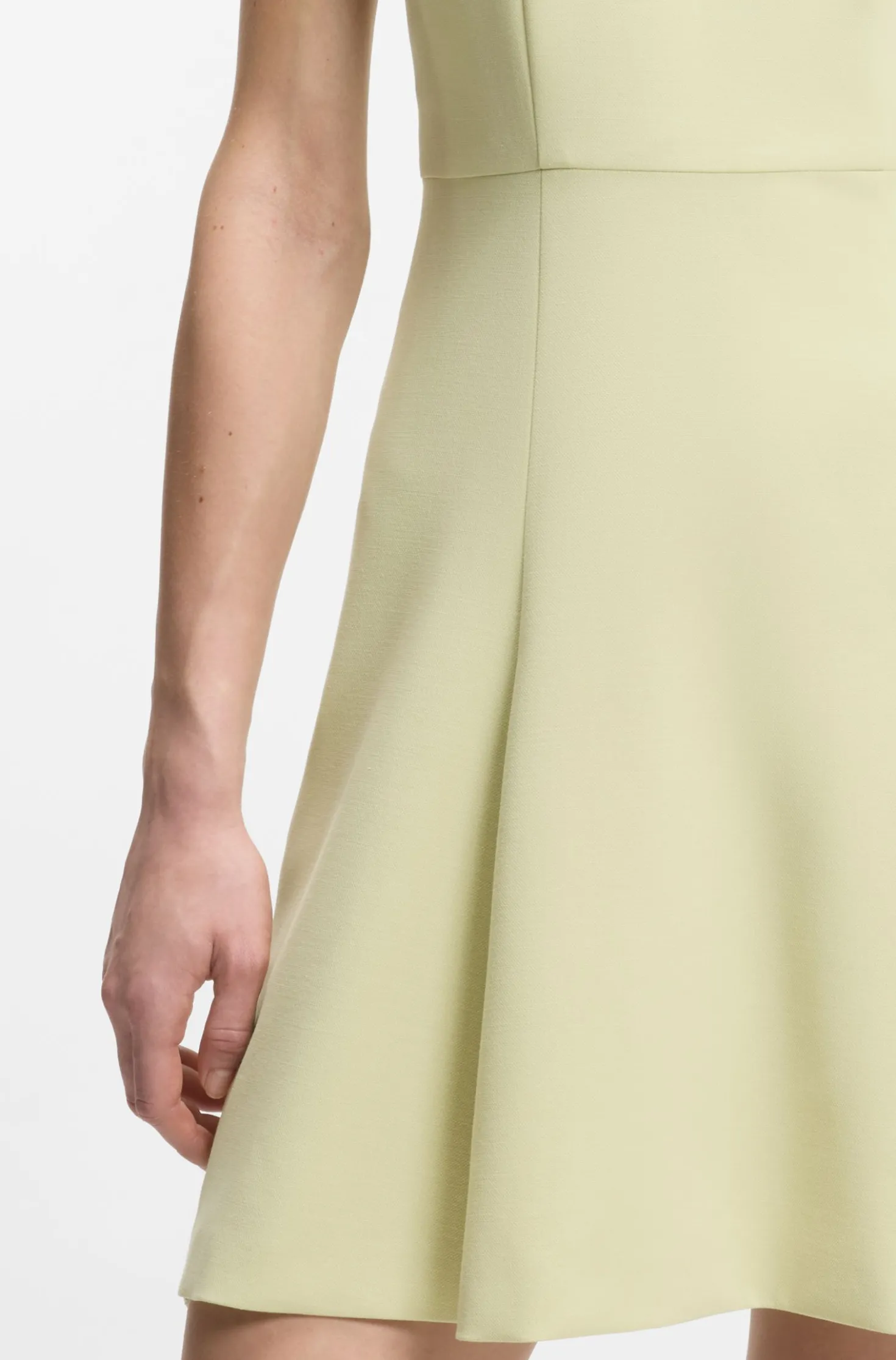 Ärmelloses Kleid mit goldfarbener Blumen-Brosche