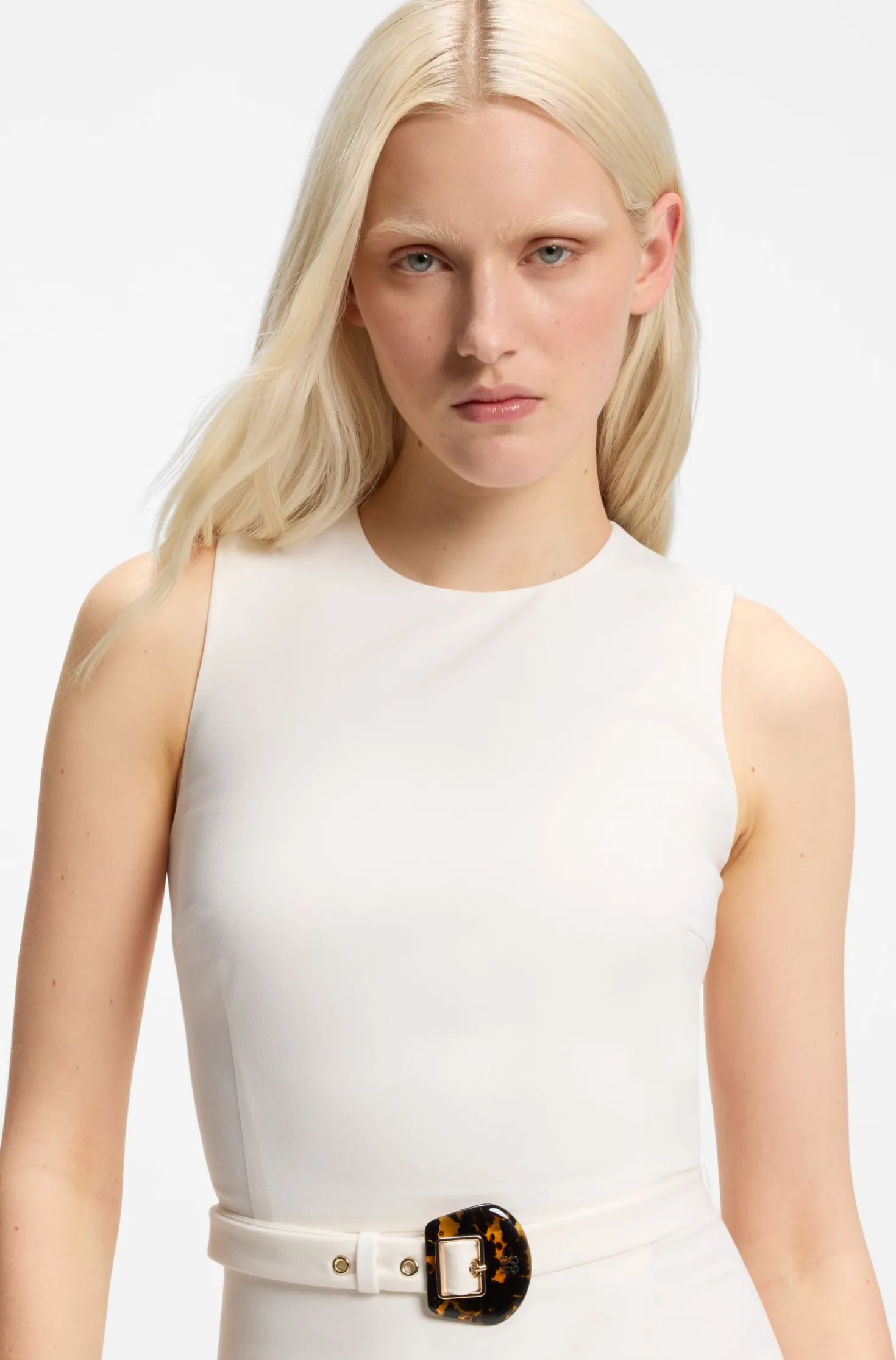 Ärmelloses Kleid mit Gürtel mit Schließe