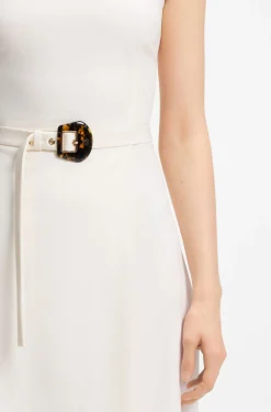Ärmelloses Kleid mit Gürtel mit Schließe