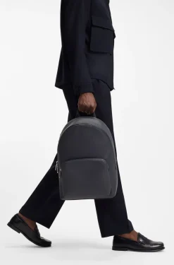 Rucksack aus genarbtem italienischem Leder mit geprägtem Logo
