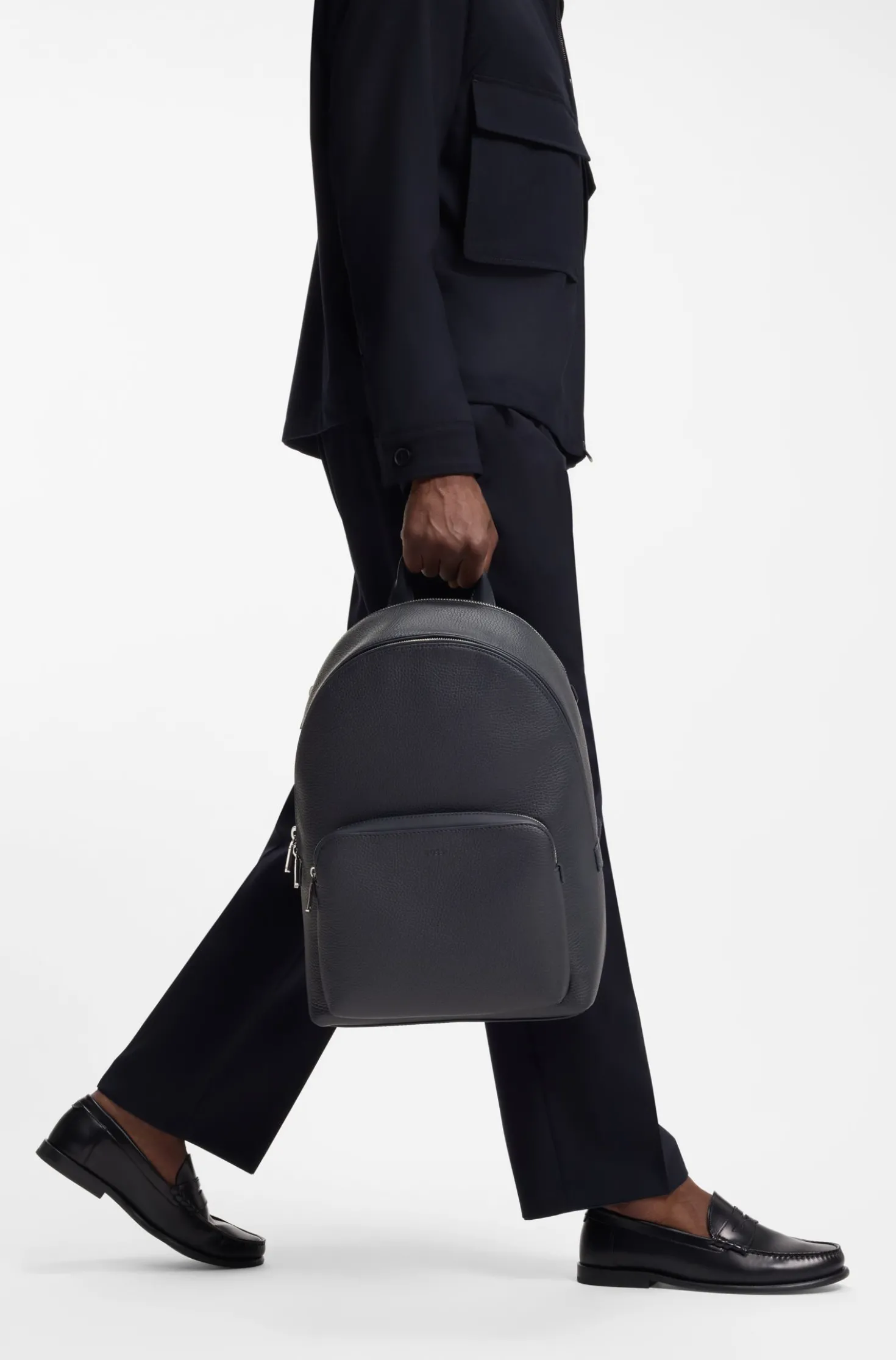 Rucksack aus genarbtem italienischem Leder mit geprägtem Logo