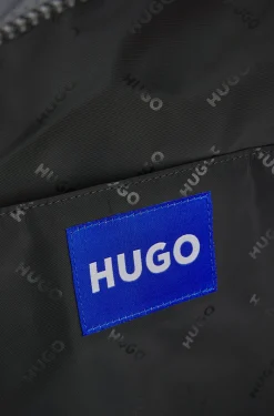 Rucksack mit blauem Logo-Aufnäher aus Gummi