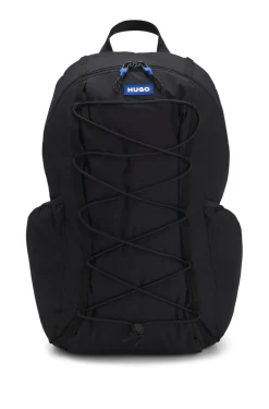 Rucksack mit blauem Logo-Aufnäher aus Gummi