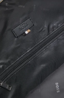 Rucksack mit mehreren Fächern und Lederbesätzen