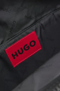 Rucksack mit weit gesetztem Logo-Detail