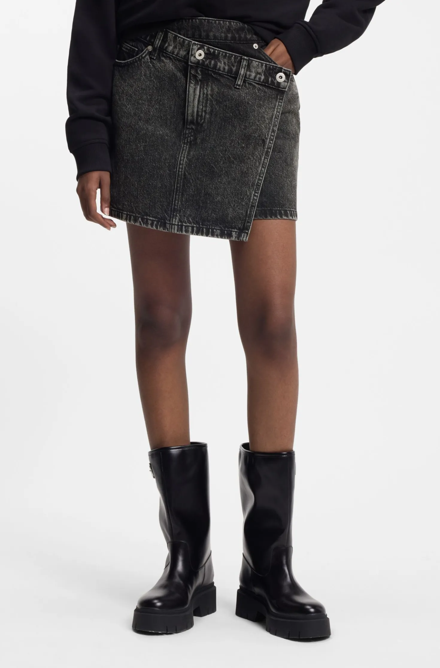 Schwarzer Denim-Rock mit asymmetrischem Bund