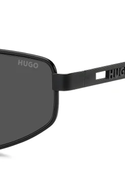 Schwarze Sonnenbrille aus Metall mit ausgestanztem Logo