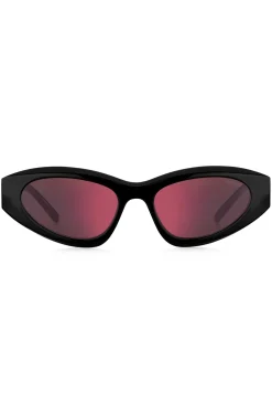 Schwarze Sonnenbrille mit Perlenkette