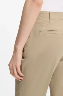Slim-Fit Hose mit ausgestelltem Beinverlauf