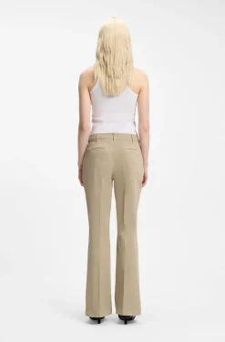 Slim-Fit Hose mit ausgestelltem Beinverlauf