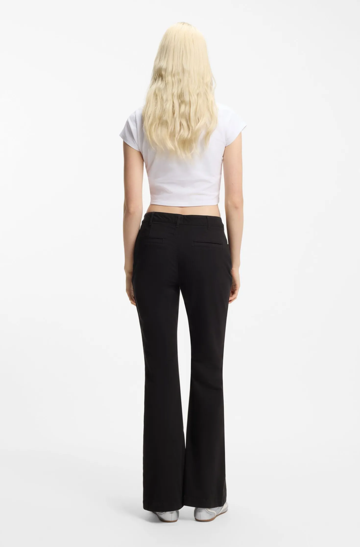 Slim-Fit Hose mit ausgestelltem Beinverlauf