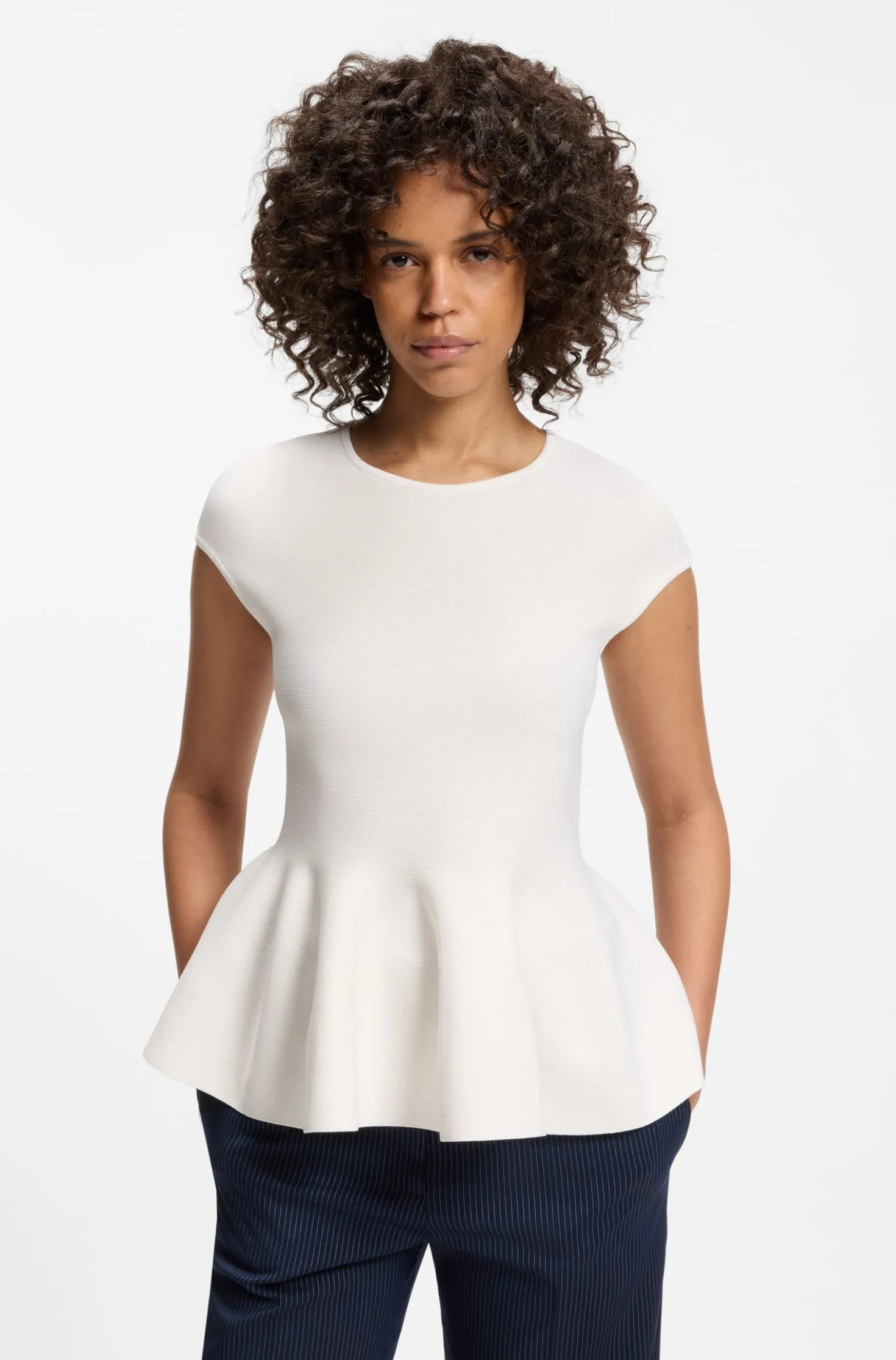 Slim-Fit Pullover mit Schößchensaum