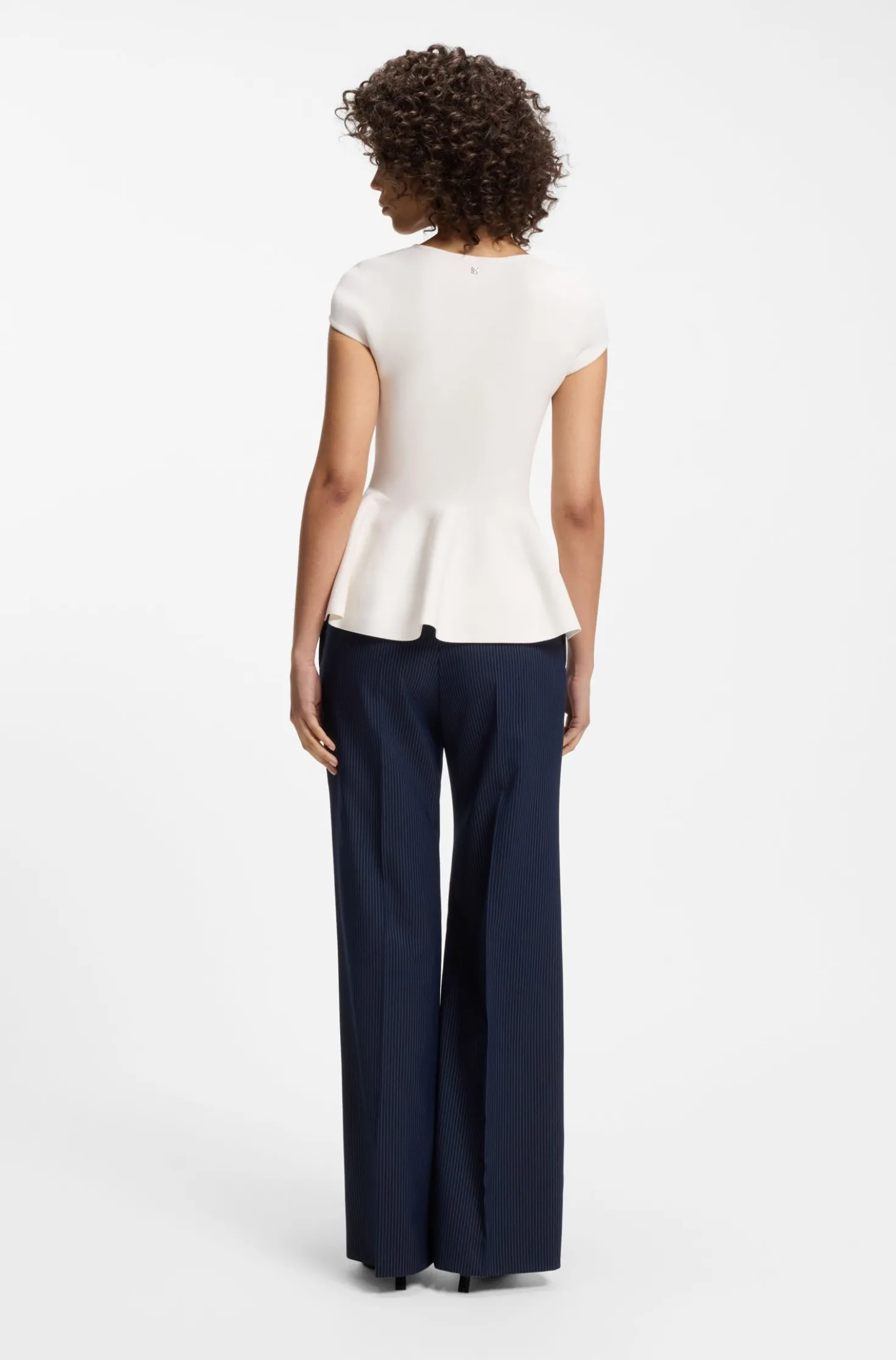 Slim-Fit Pullover mit Schößchensaum