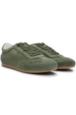 Sneakers aus Veloursleder mit Logo-Details