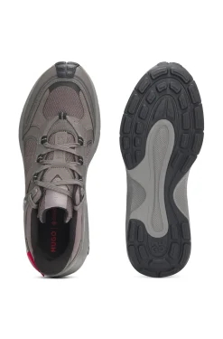 Sneakers aus verschiedenen Materialien mit Logo-Etikett