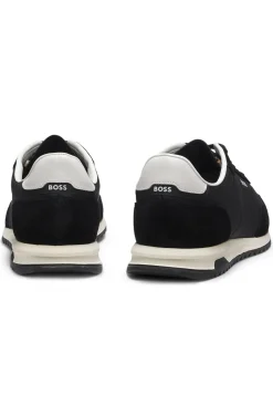 Sneakers aus verschiedenen Materialien mit strukturiertem Gewebe