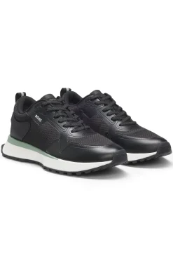 Sneakers aus verschiedenen Materialien mit Mesh und Logos