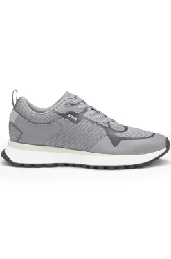 Sneakers aus verschiedenen Materialien mit Mesh und Logos