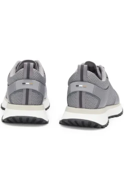 Sneakers aus verschiedenen Materialien mit Mesh und Logos