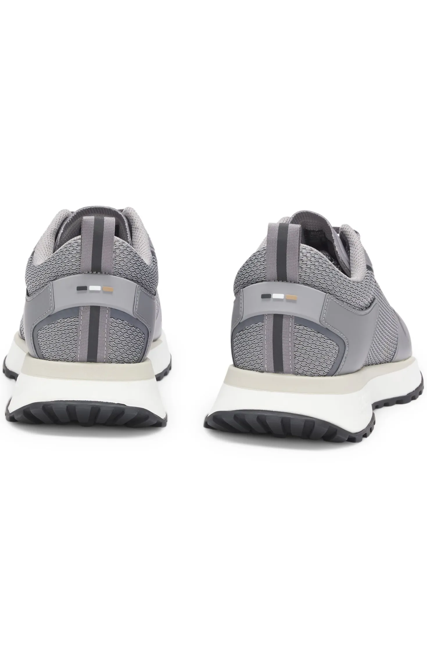 Sneakers aus verschiedenen Materialien mit Mesh und Logos