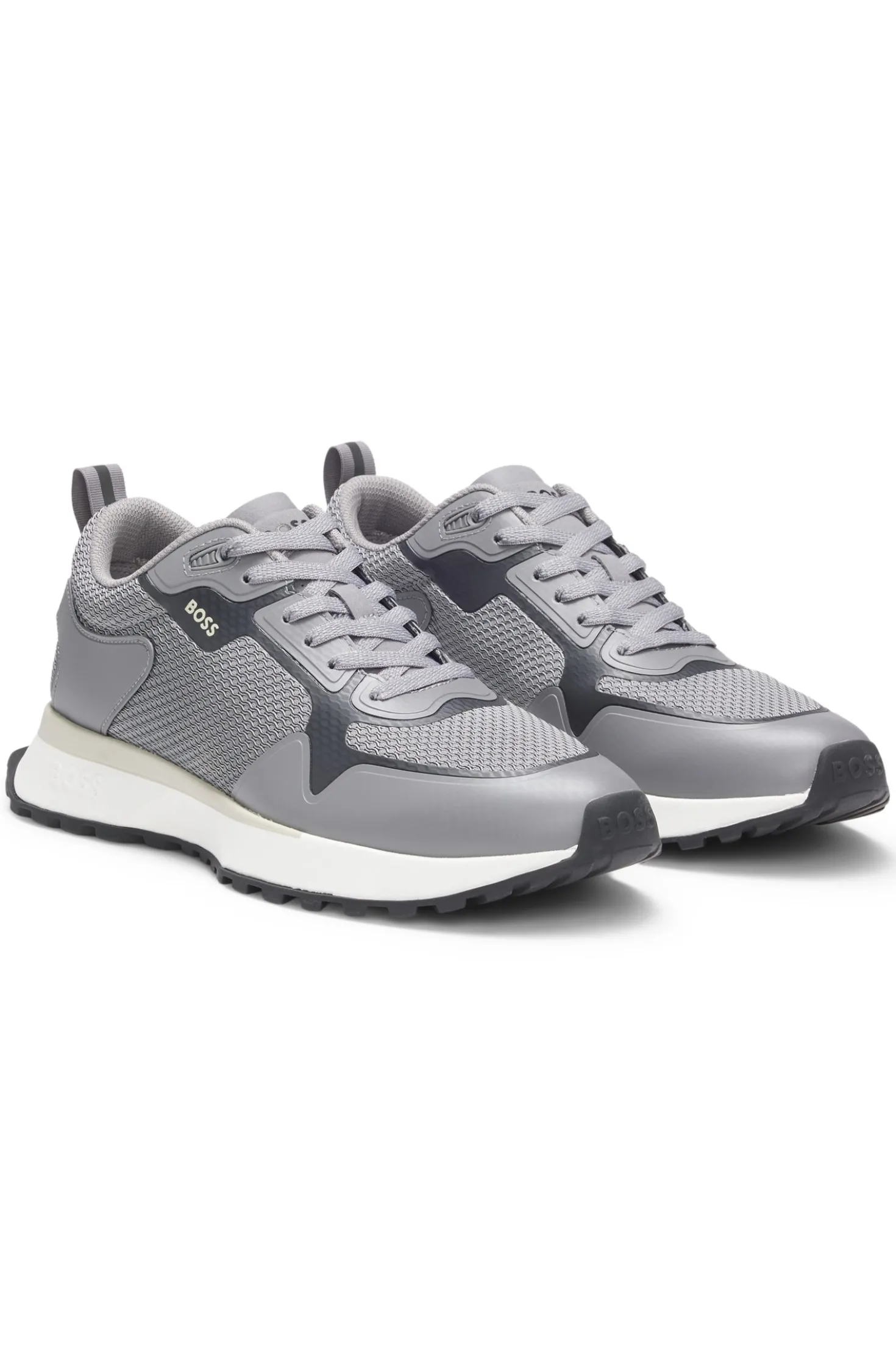 Sneakers aus verschiedenen Materialien mit Mesh und Logos