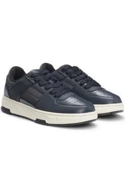 Sneakers mit Lackdetails und Schnürung