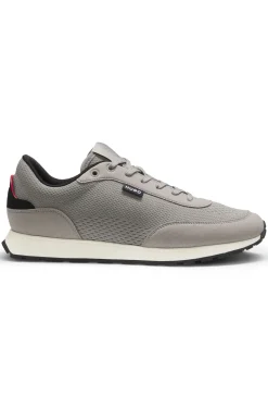 Sneakers mit Strick-Obermaterial und Logo-Fähnchen