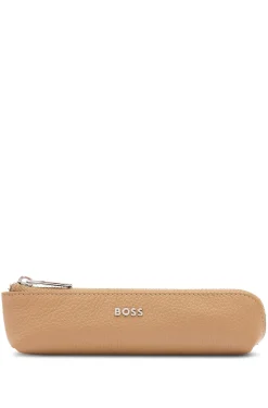 Stifte-Etui aus camelfarbenem genarbtem Leder mit Logo-Schriftzug