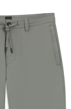 Straight-Tapered-Fit Chino aus Stretch-Gewebe