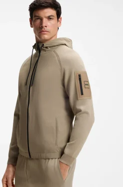 Strickjacke aus verschiedenen Materialien mit Jacquard-Grafik