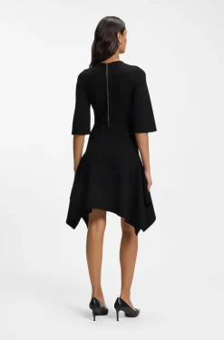 Strickkleid mit geformtem Saum