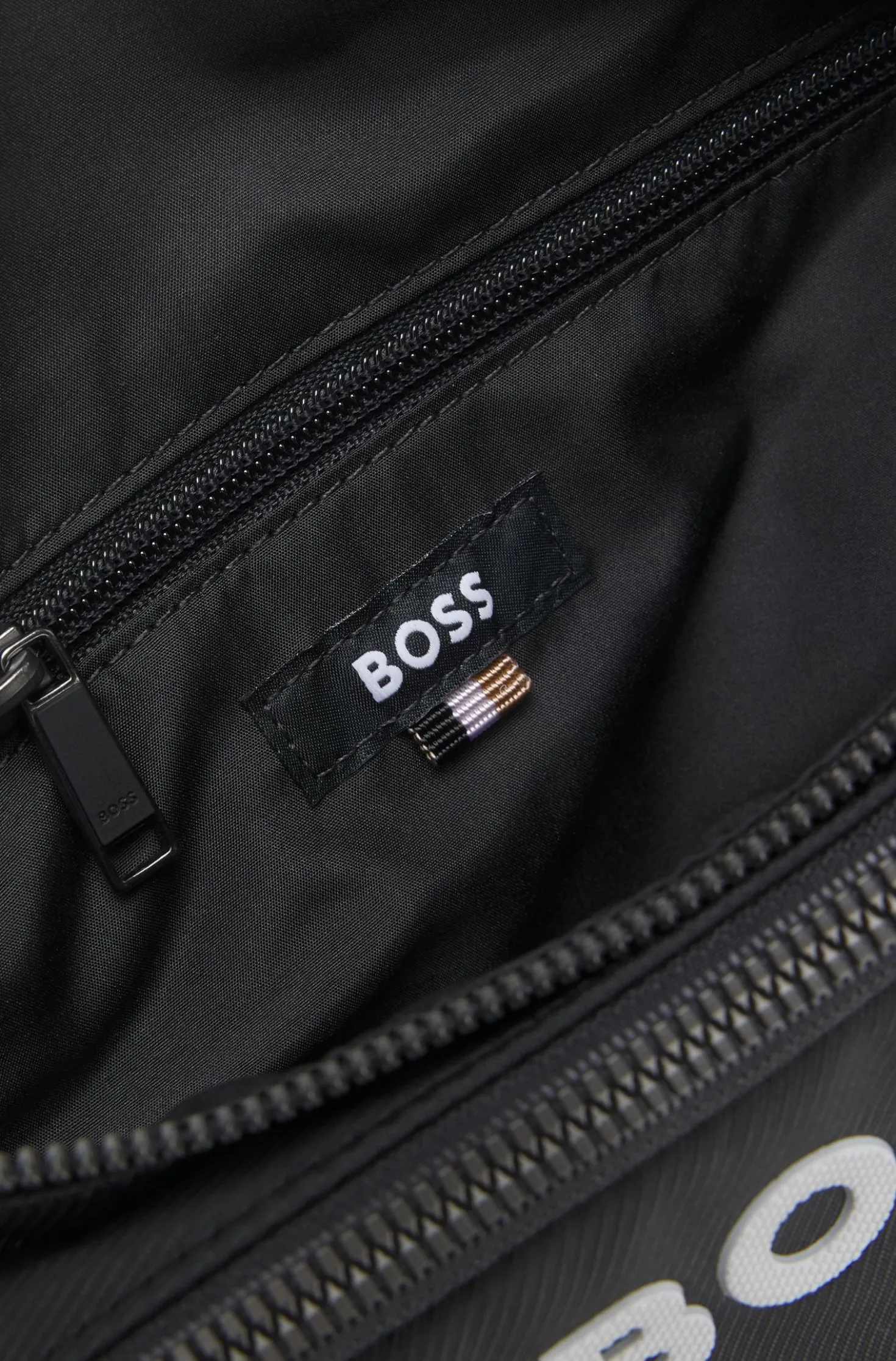 Strukturierte Gürteltasche mit kontrastfarbenem Logo