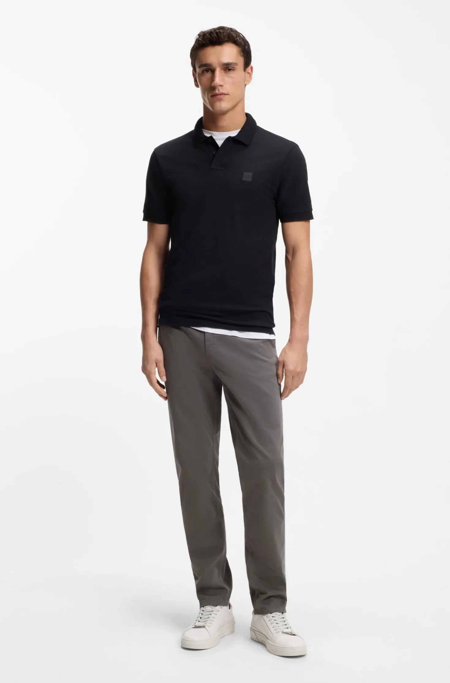 Tapered-Fit Hose aus Baumwoll-Satin mit Elasthan-Anteil