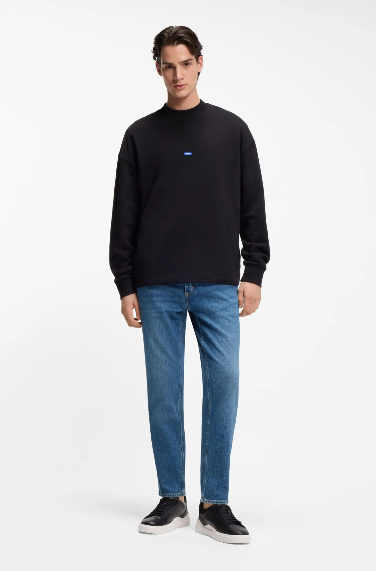 Tapered-Fit Jeans aus mittelblauem Stretch-Denim