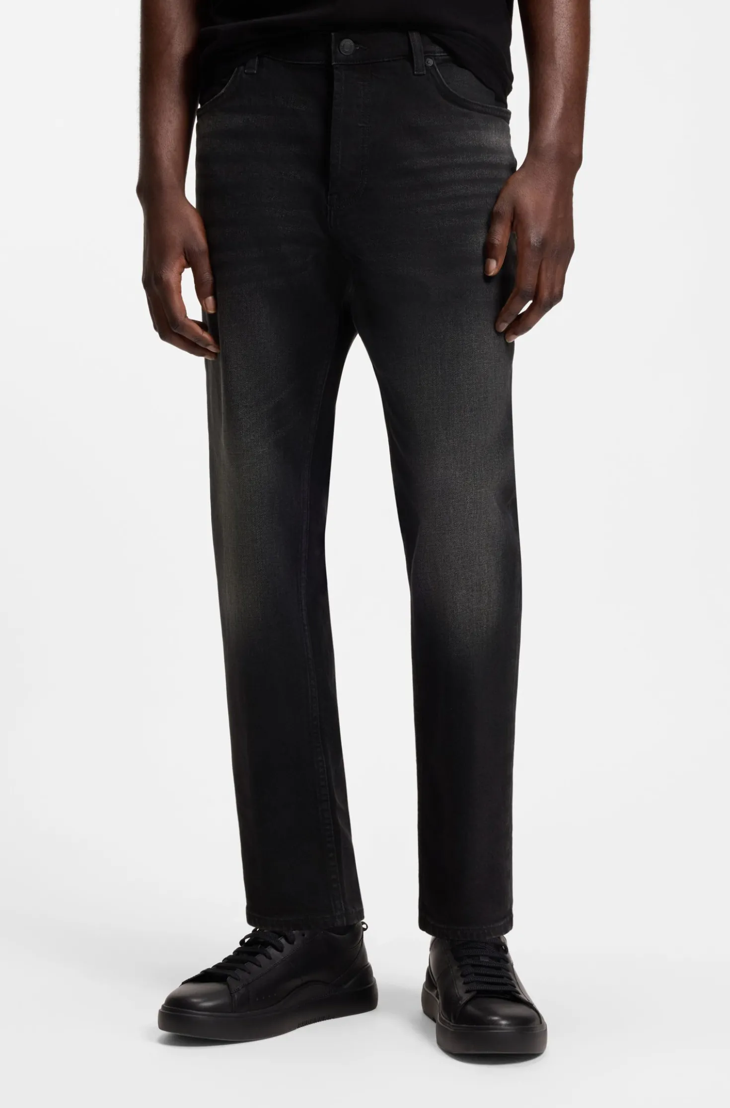 Tapered-Fit Jeans aus schwarzem Stretch-Denim