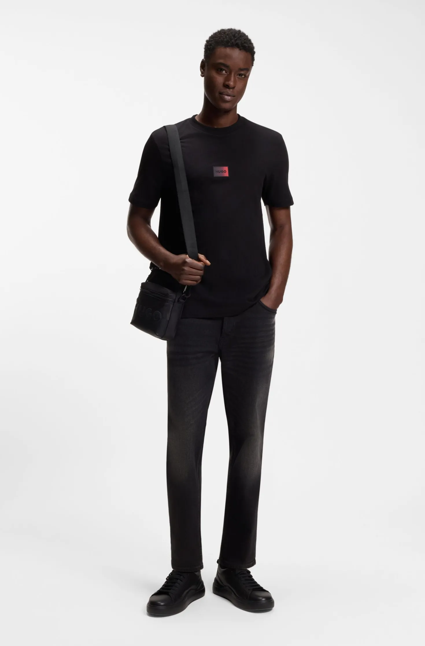 Tapered-Fit Jeans aus schwarzem Stretch-Denim