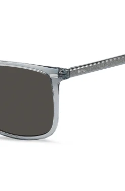 Transparent-blaue Sonnenbrille mit Logo auf den Bügeln