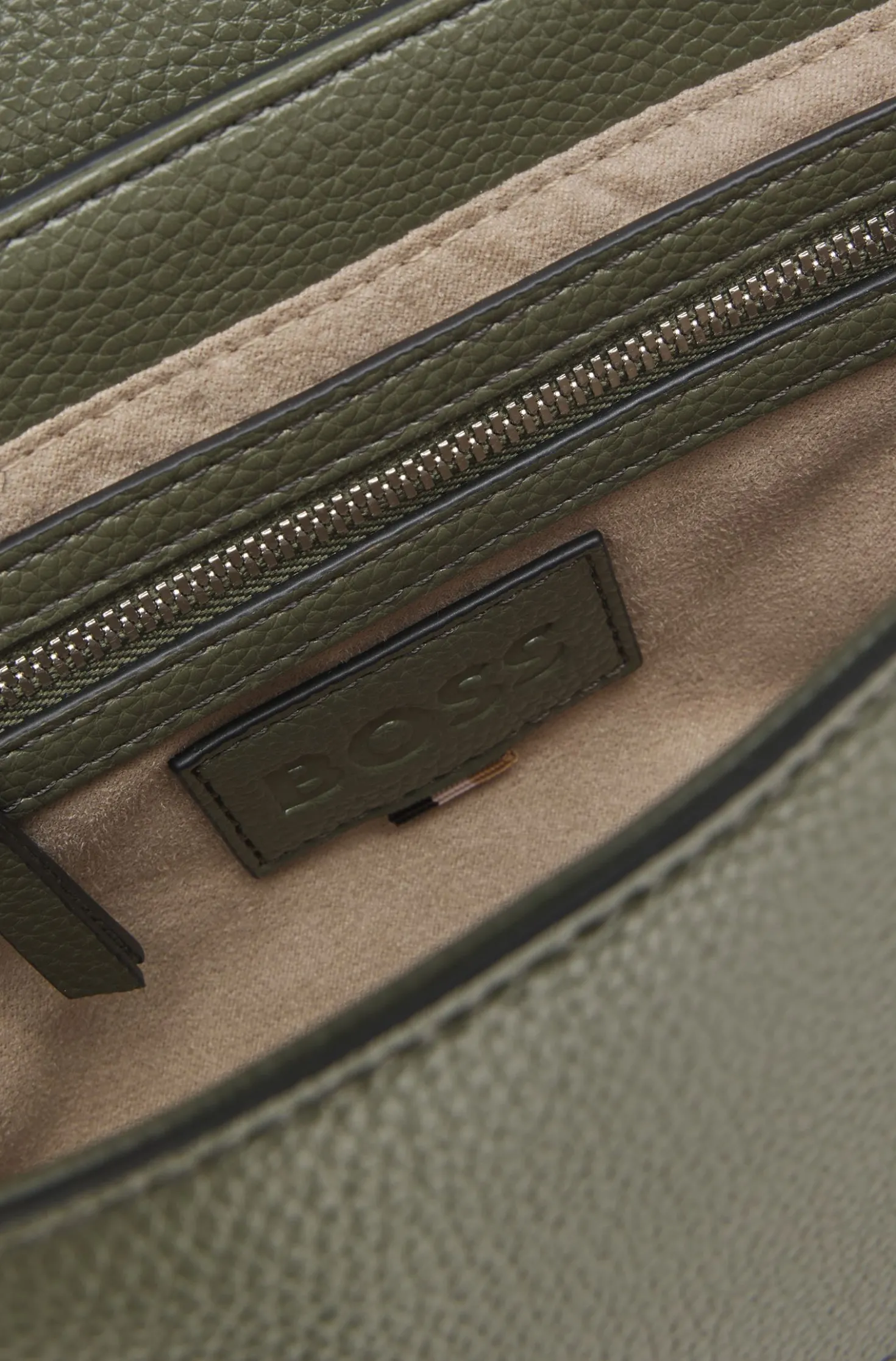 Umhängetasche aus genarbtem Kunstleder mit Double-B-Monogramm