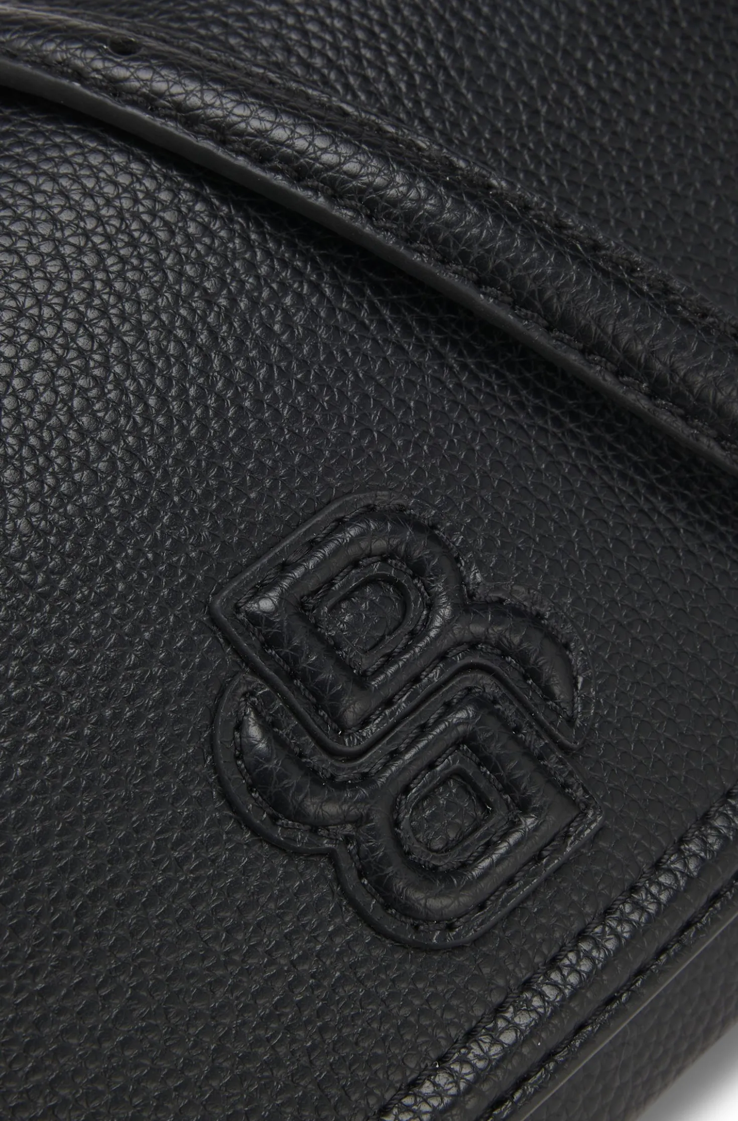 Umhängetasche aus genarbtem Kunstleder mit Double-B-Monogramm