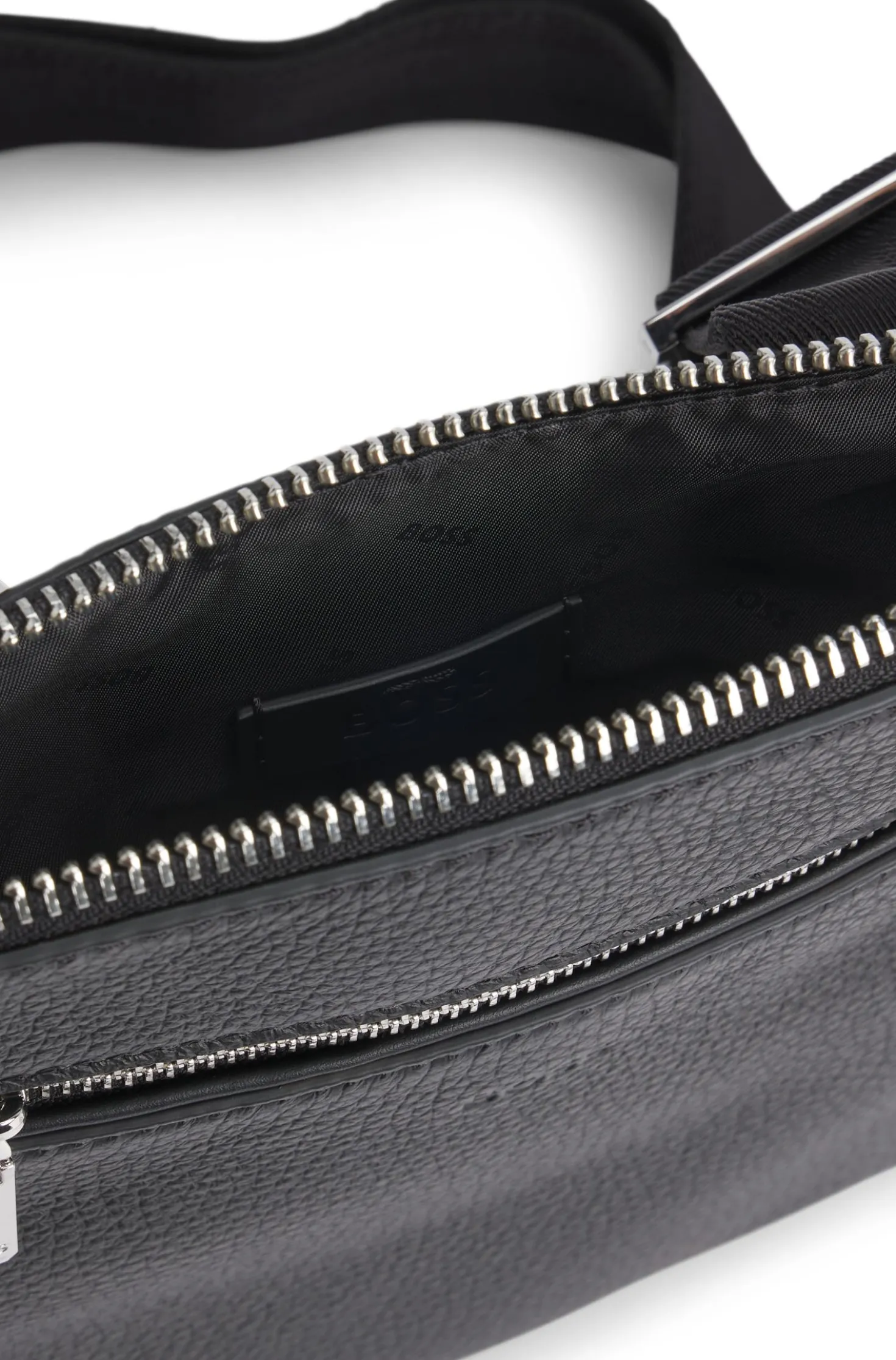 Umhängetasche aus italienischem Leder mit Logo-Prägung