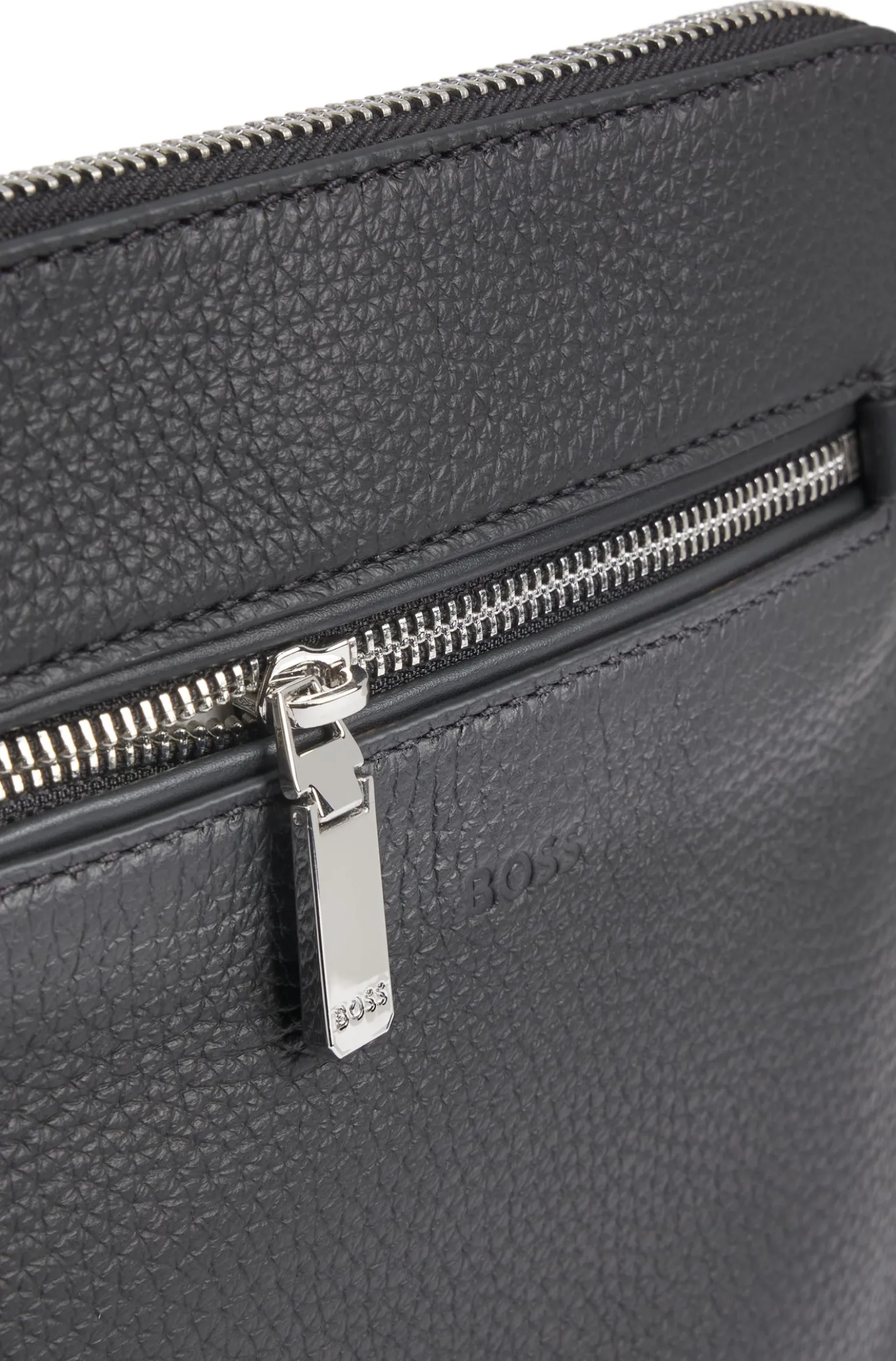 Umhängetasche aus italienischem Leder mit Logo-Prägung