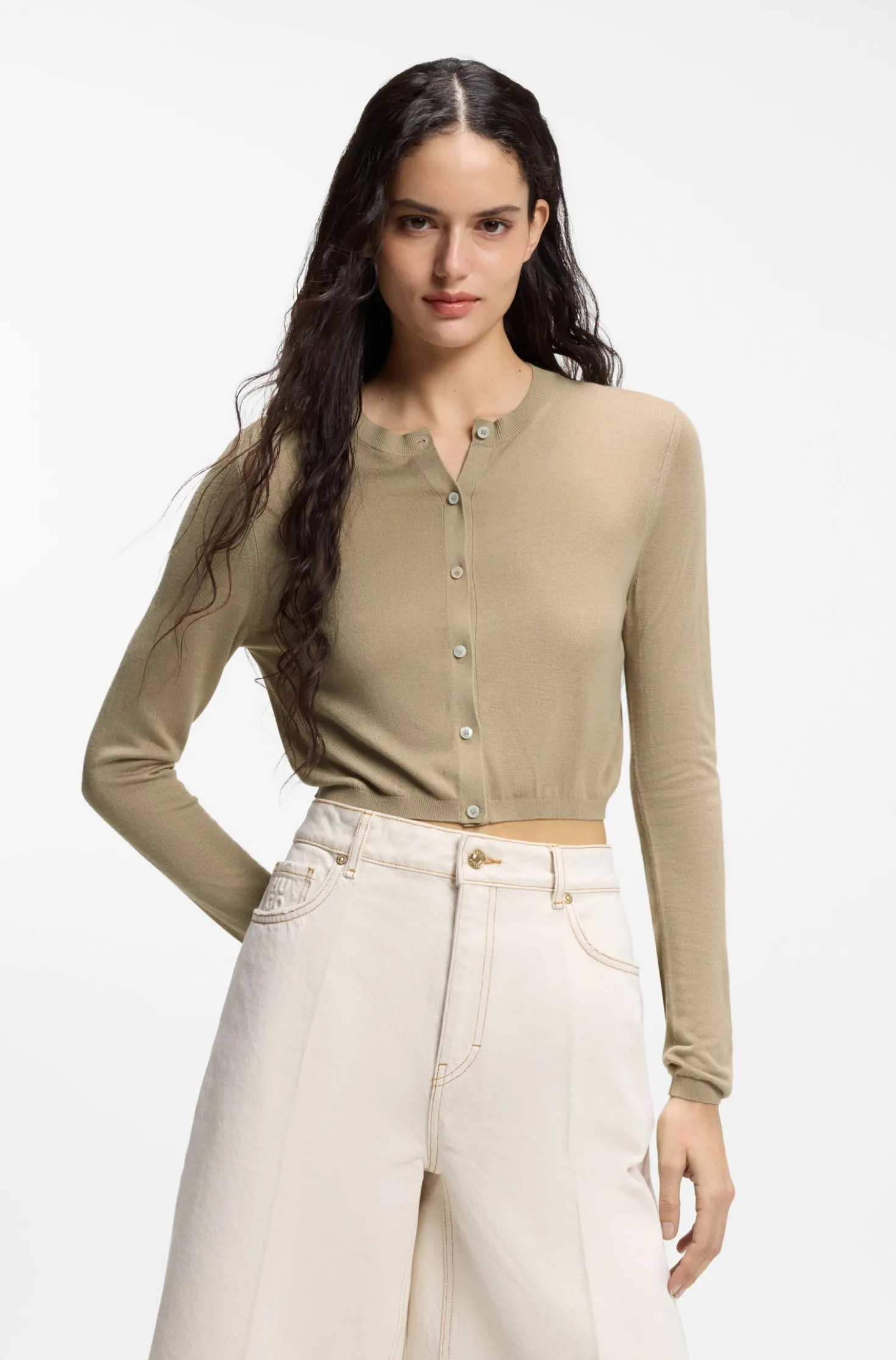 Verkürzte Strickjacke mit geripptem Detail hinten
