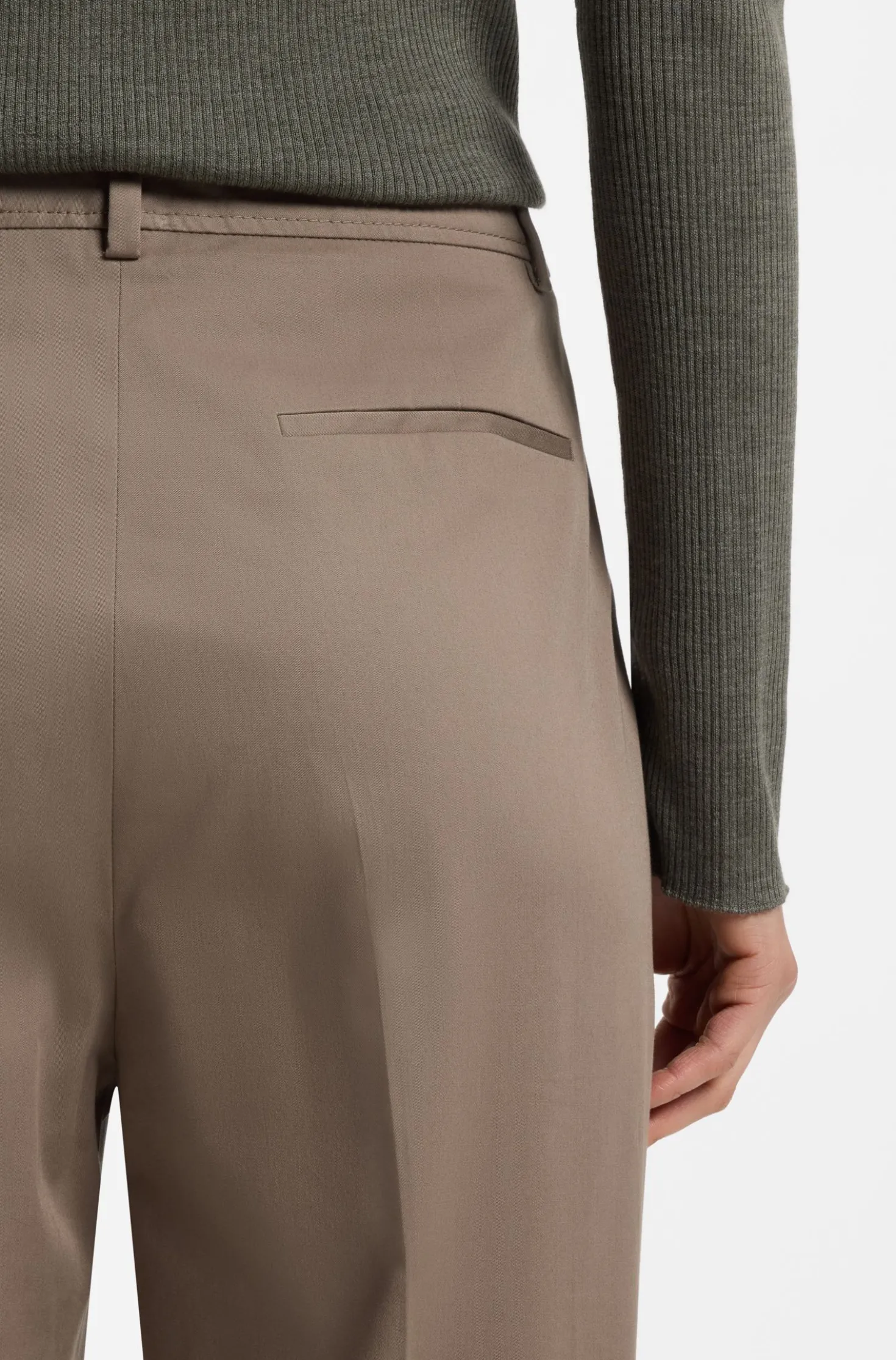 Verkürzte Tapered-Fit Hose aus elastischer Baumwolle