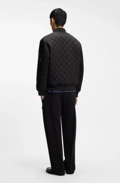 Wasserabweisende Jacke aus verschiedenen Materialien