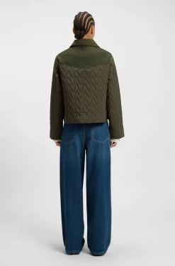Wasserabweisende Jacke aus verschiedenen Materialien